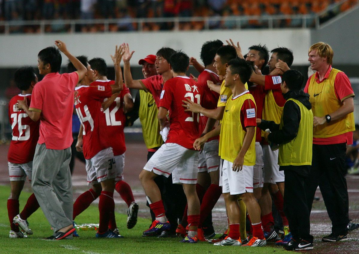 爱游戏在线-亚洲足球赛场上绝技频现,实力碰撞火花四溅