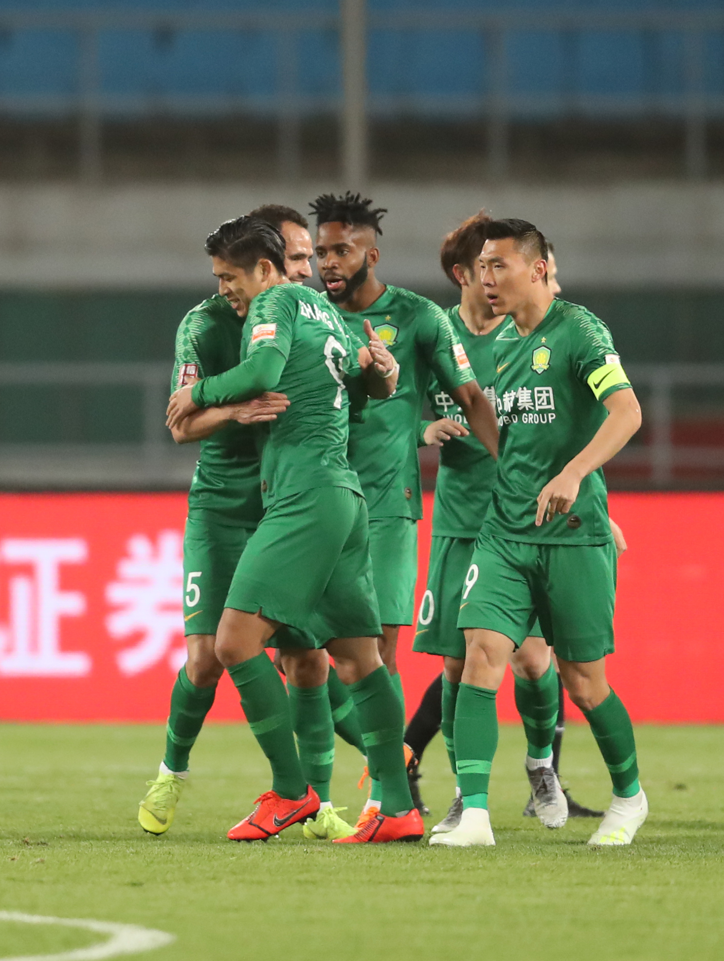 爱游戏娱乐-包含国安迎战苏宁：争冠之路波澜起伏的词条