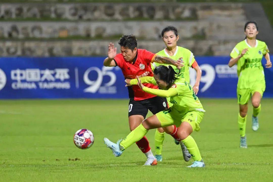 爱游戏APP-包含热血角逐：女足比赛现场全力以赴的词条