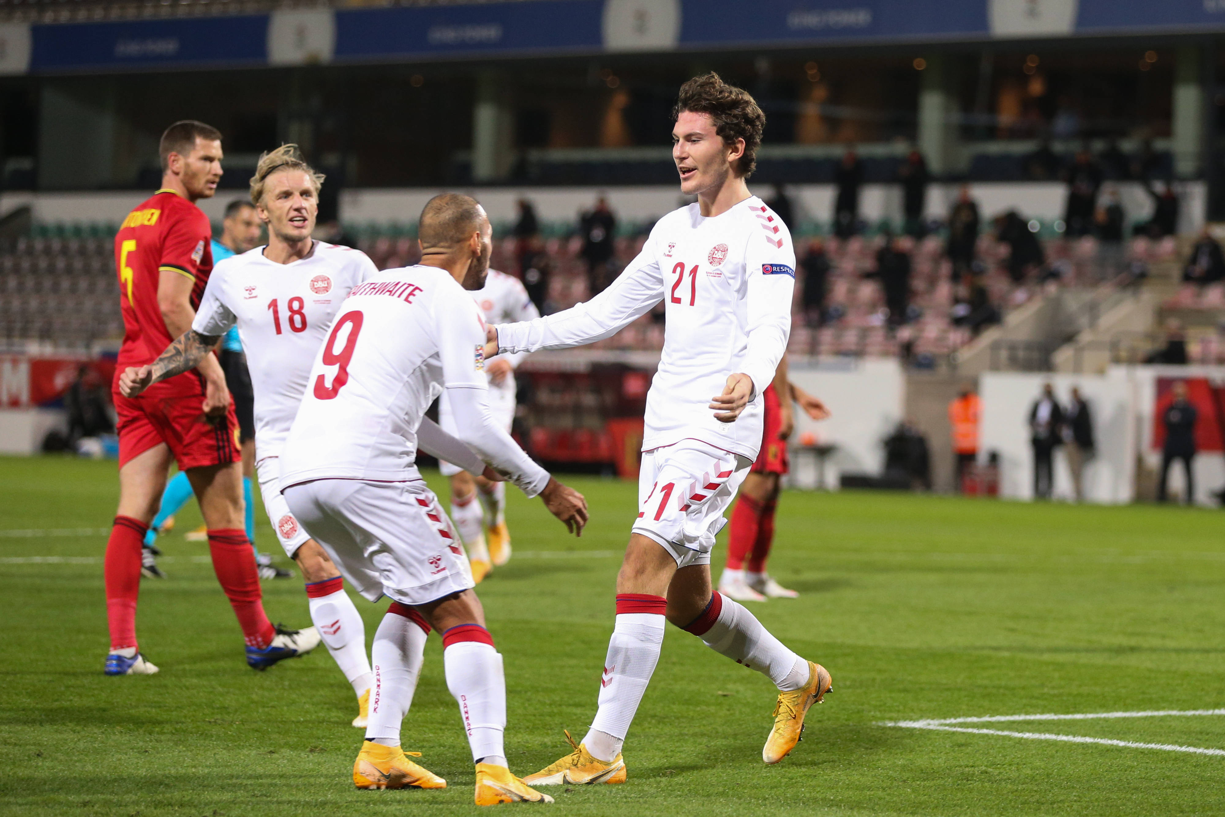 足球比赛掀起热潮,各队实力悬殊激烈对抗 足球比赛掀起热潮,各队实力悬殊激烈对抗