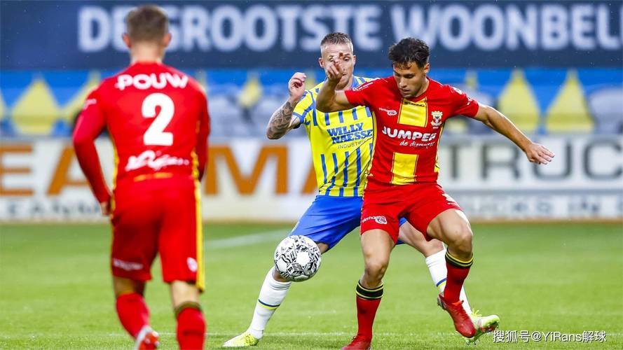 阿贾克斯中场盘带过人展现突破能力的简单介绍