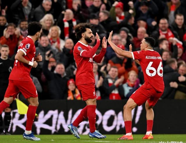 爱游戏官方入口-双方球队齐齐发威，场上较量惊心动魄