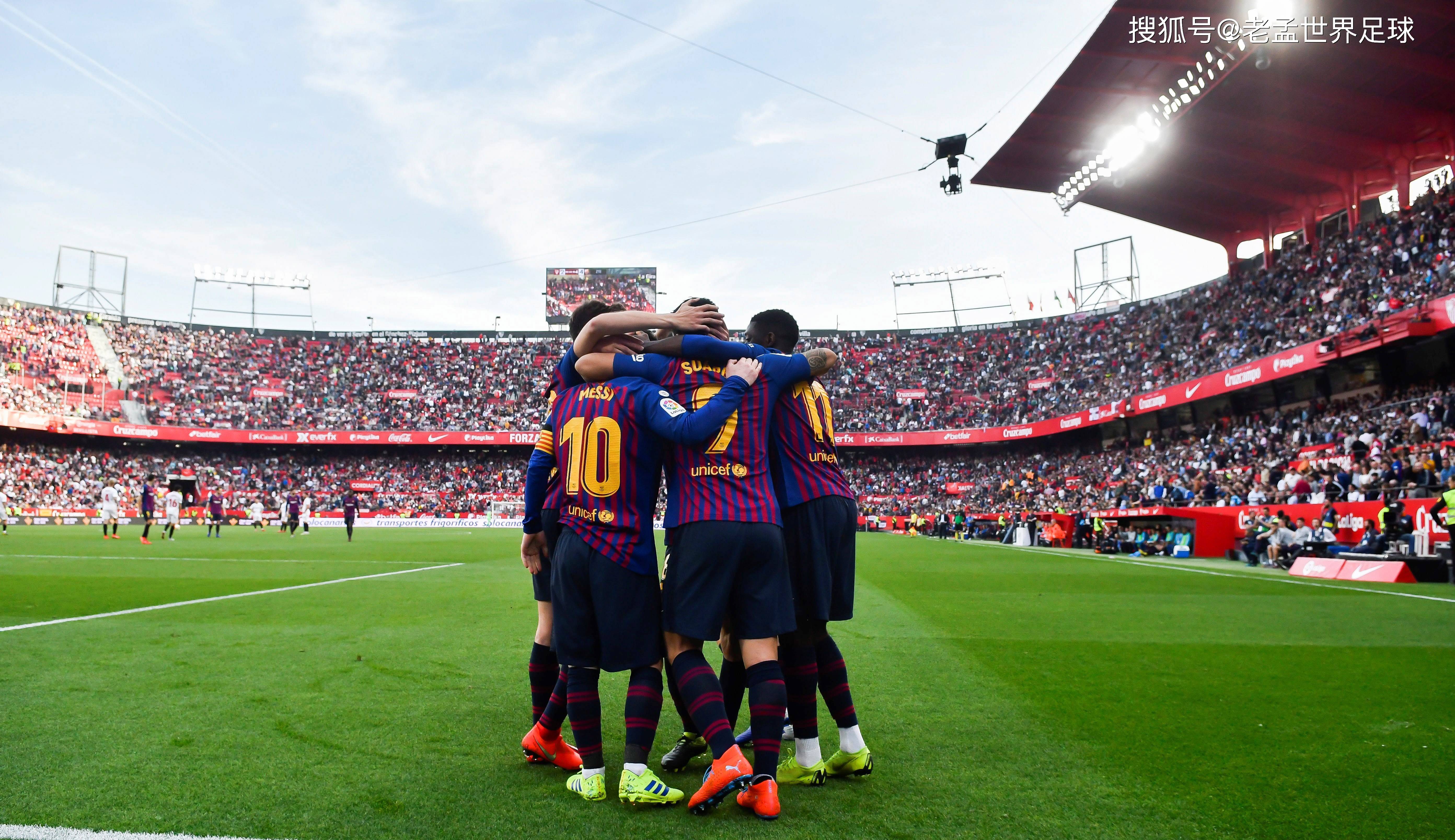 足球场上一场引人入胜的比赛即将开始 足球场上一场引人入胜的比赛即将开始