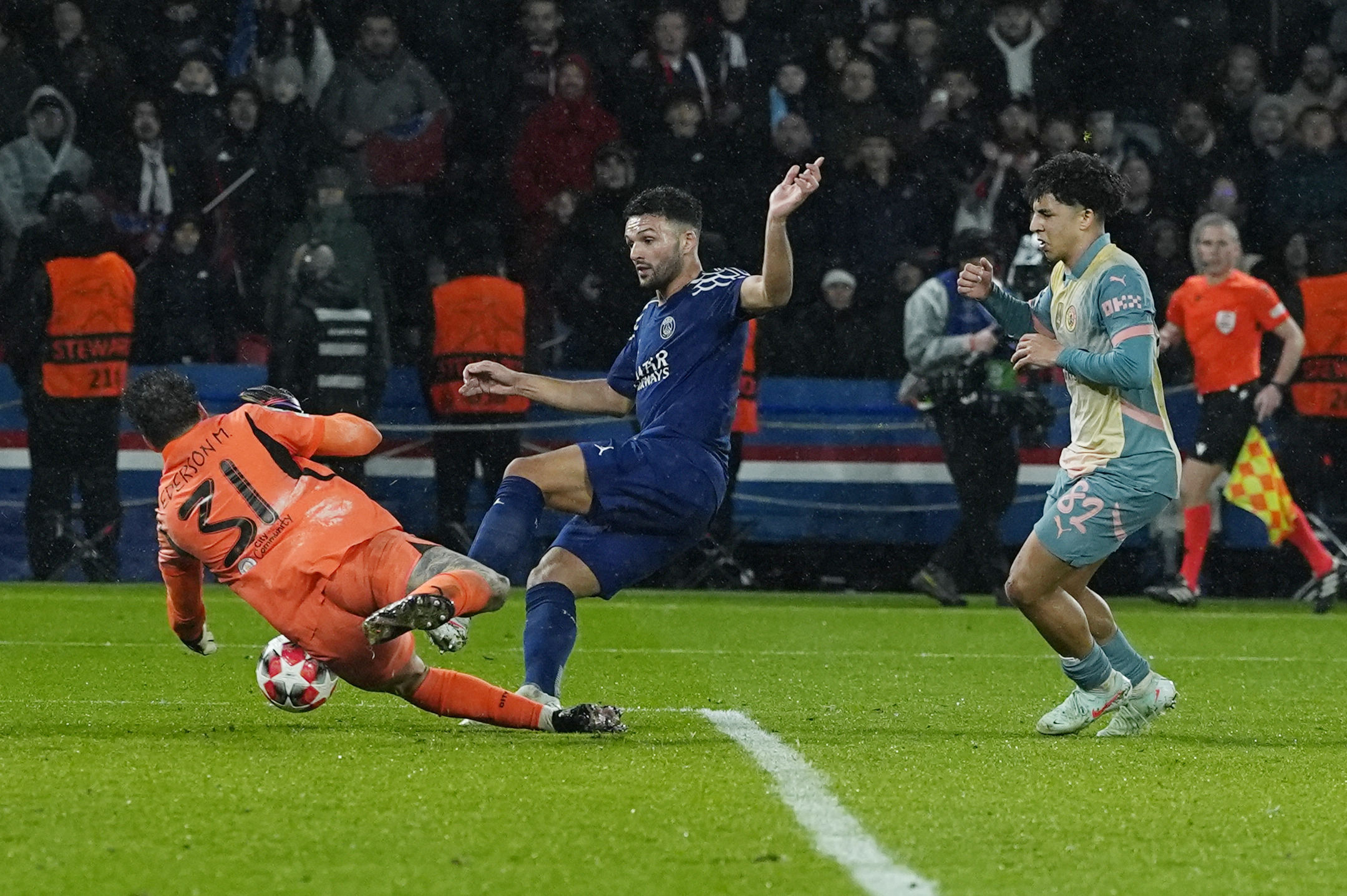 爱游戏在线-关于巴黎圣日耳曼火力全开，晋级欧洲足球锦标赛决赛的信息