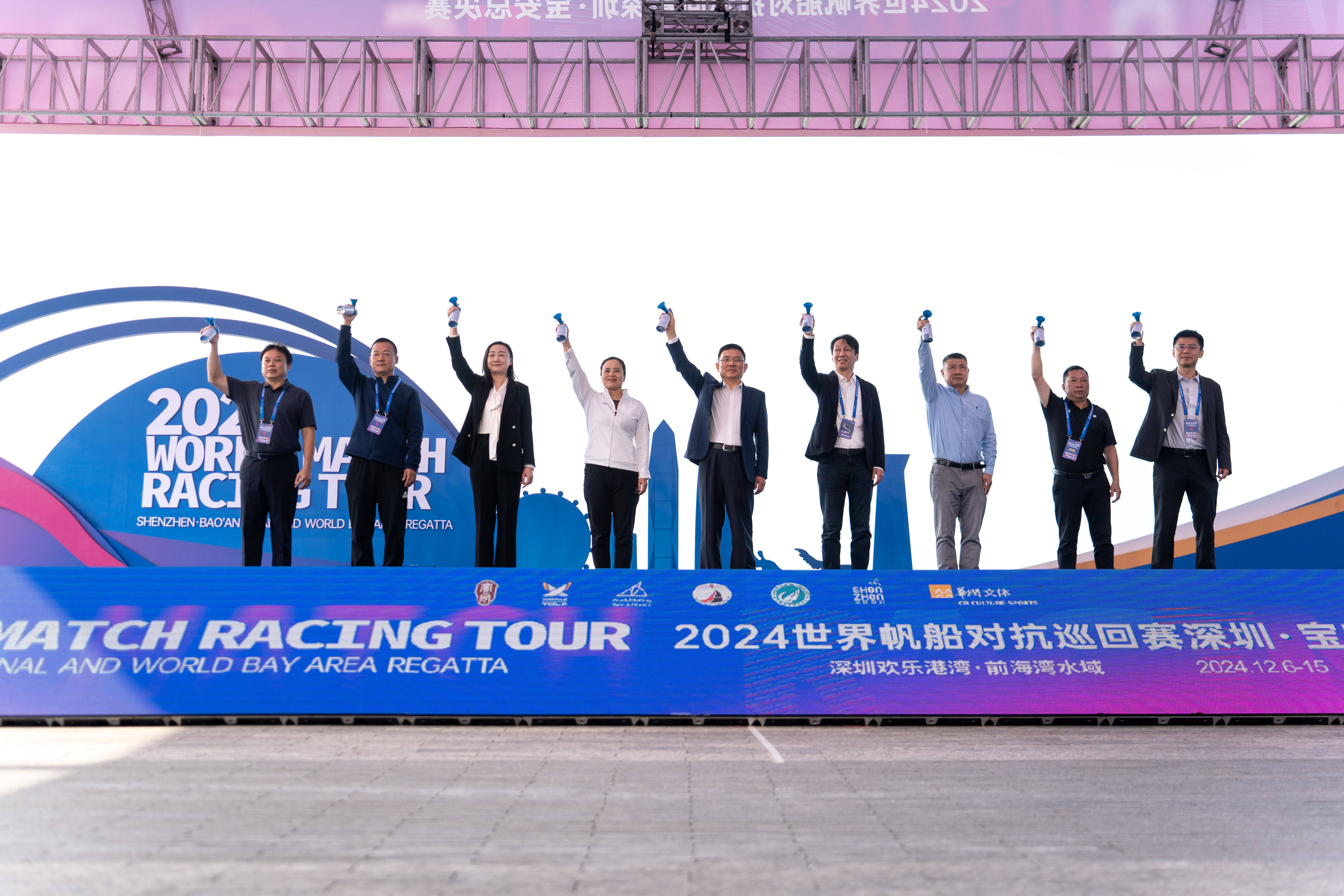 爱游戏tv-包含激烈竞技擂台上，球员们在舞台上燃情奋战的词条