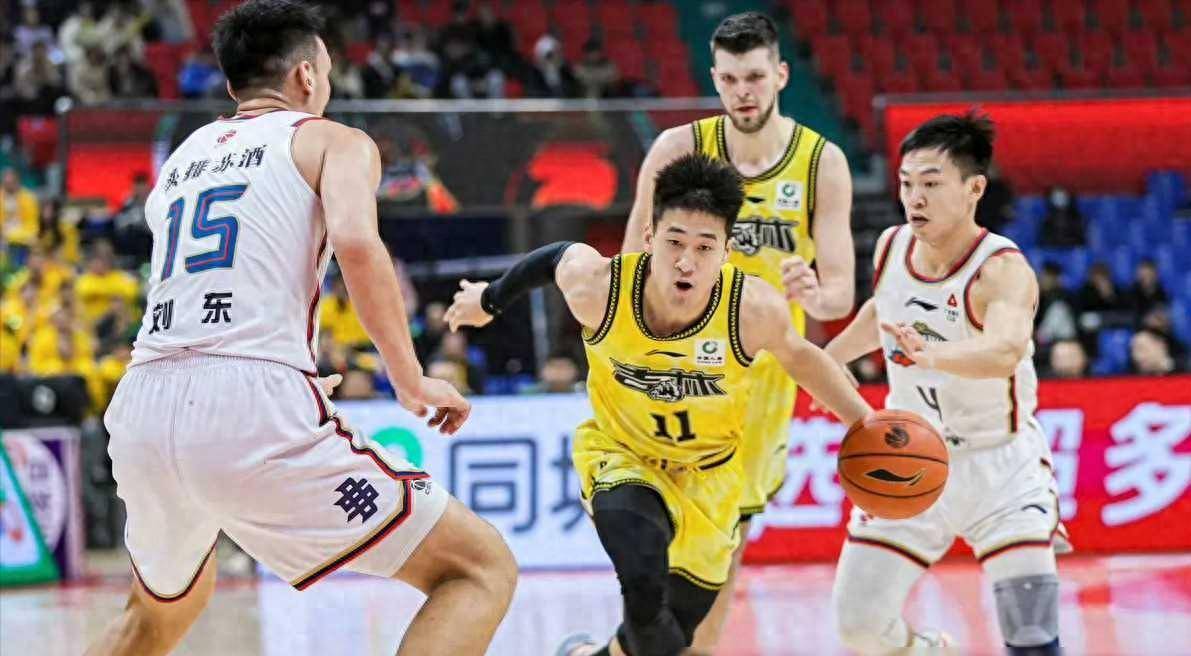 爱游戏-山东队关键时刻致胜，稳坐积分榜第一的简单介绍