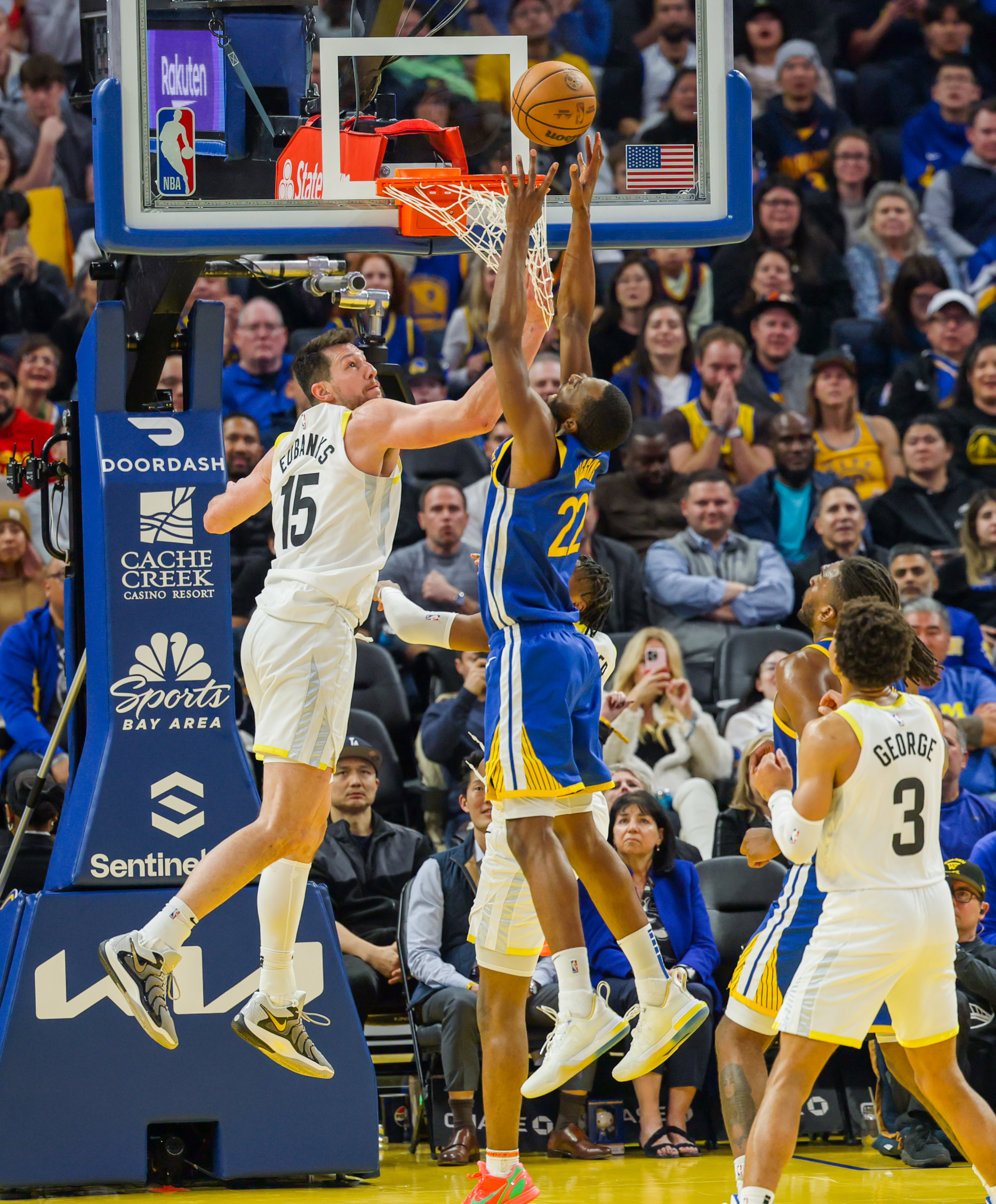 爵士队轻松战胜对手，晋级季后赛