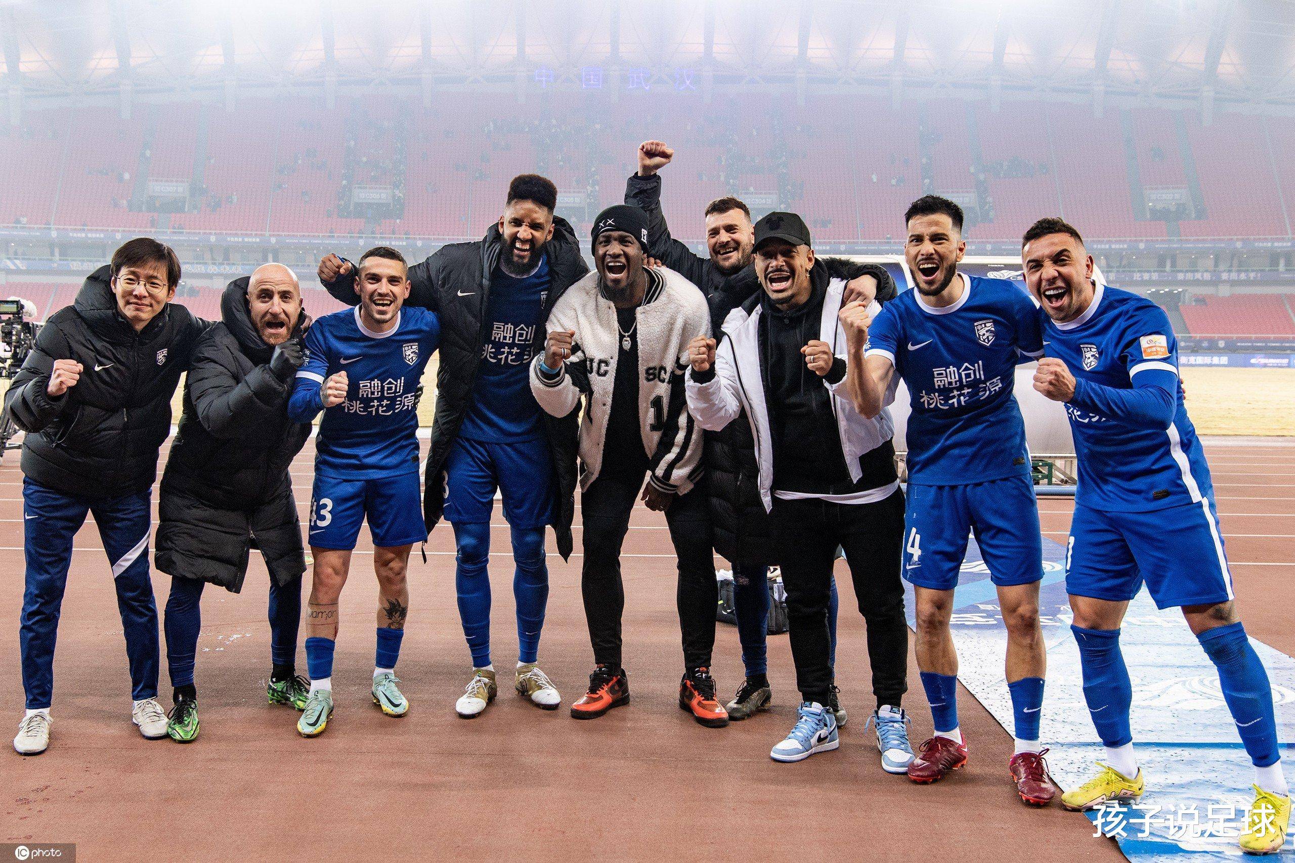 爱游戏APP-新签约球员加入球队备战下一场比赛