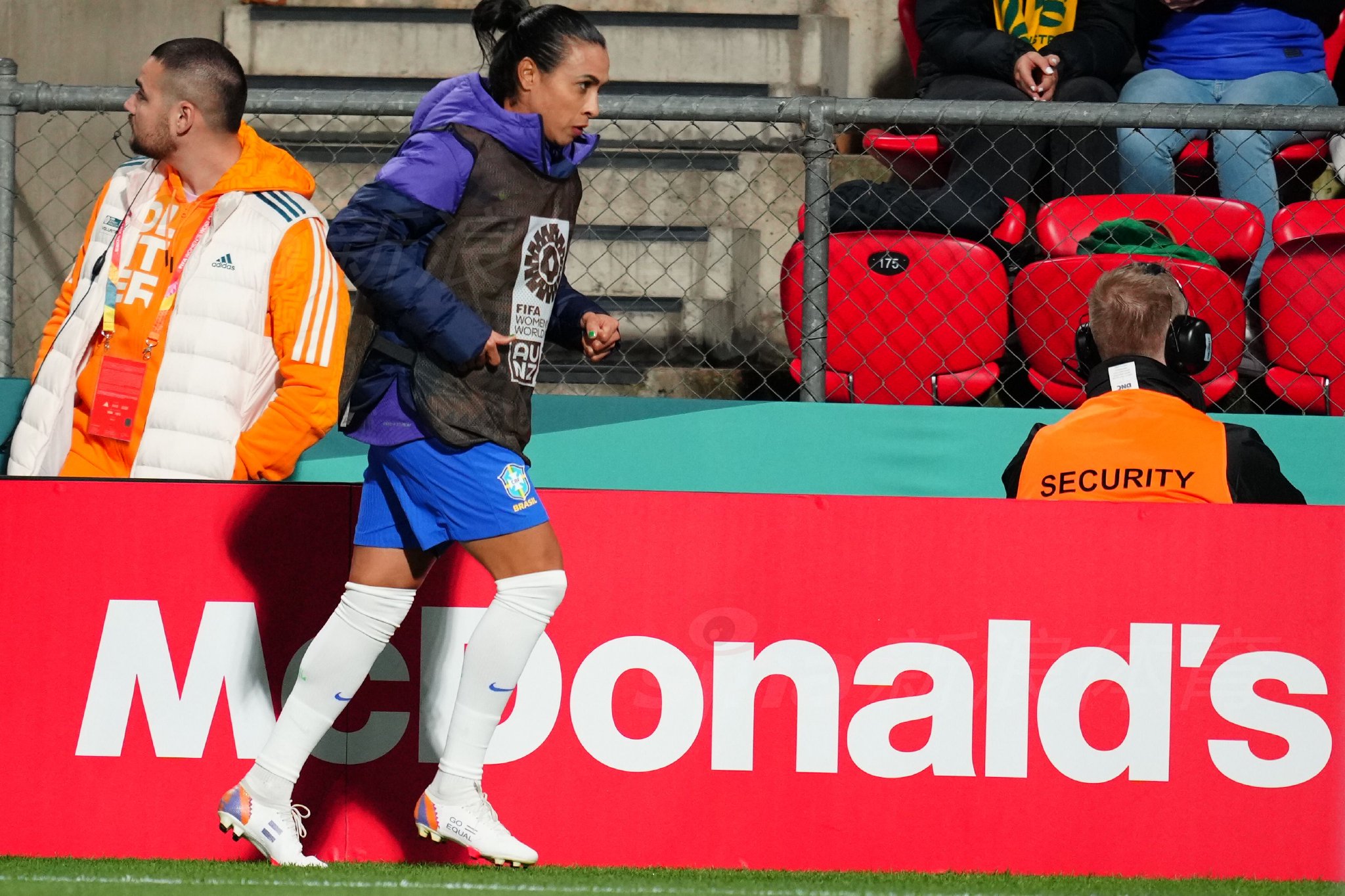 巴拿马女足选手获得个人荣誉，登上封面