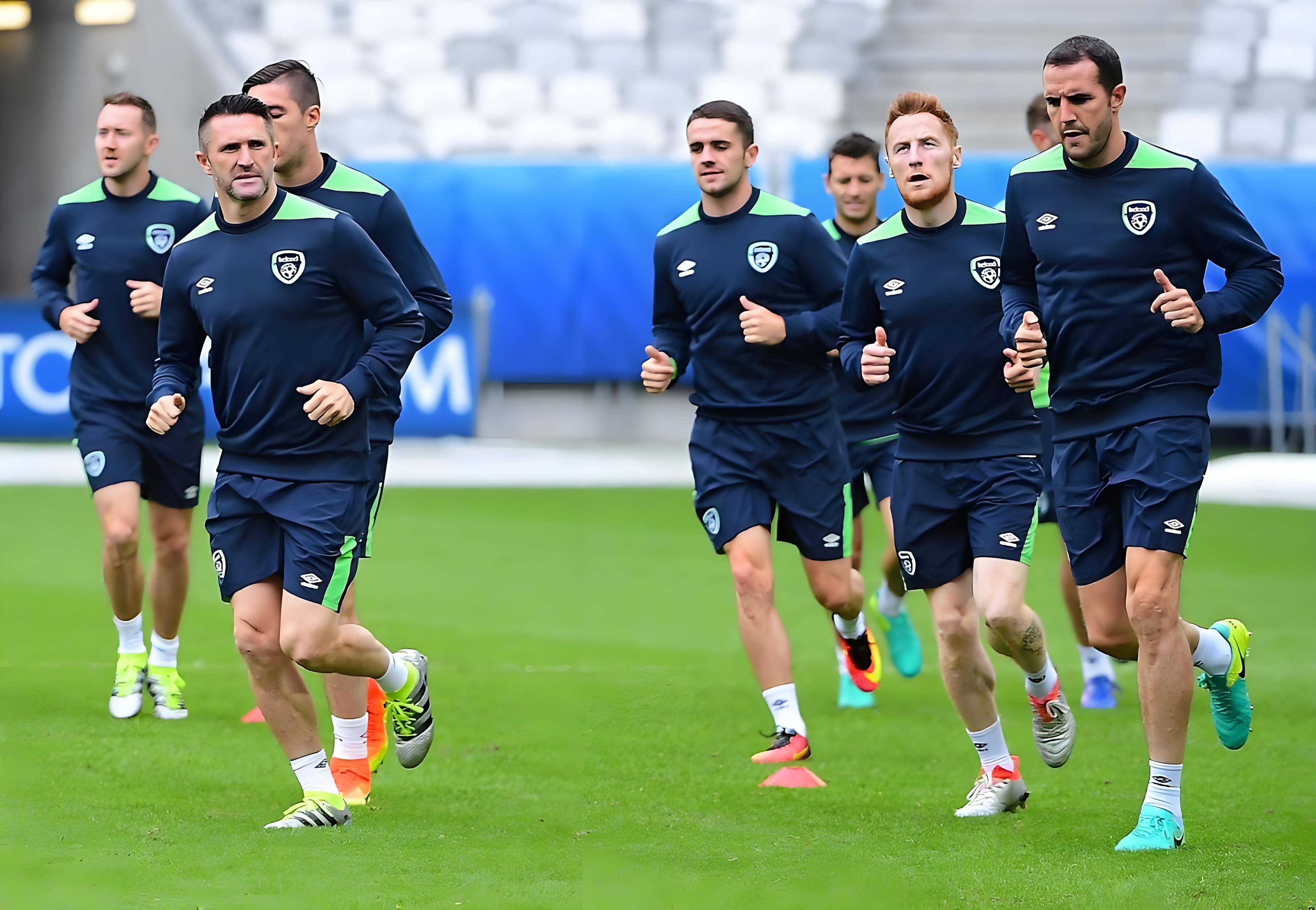 包含荷兰队将迎战强大对手，努力争取晋级的词条