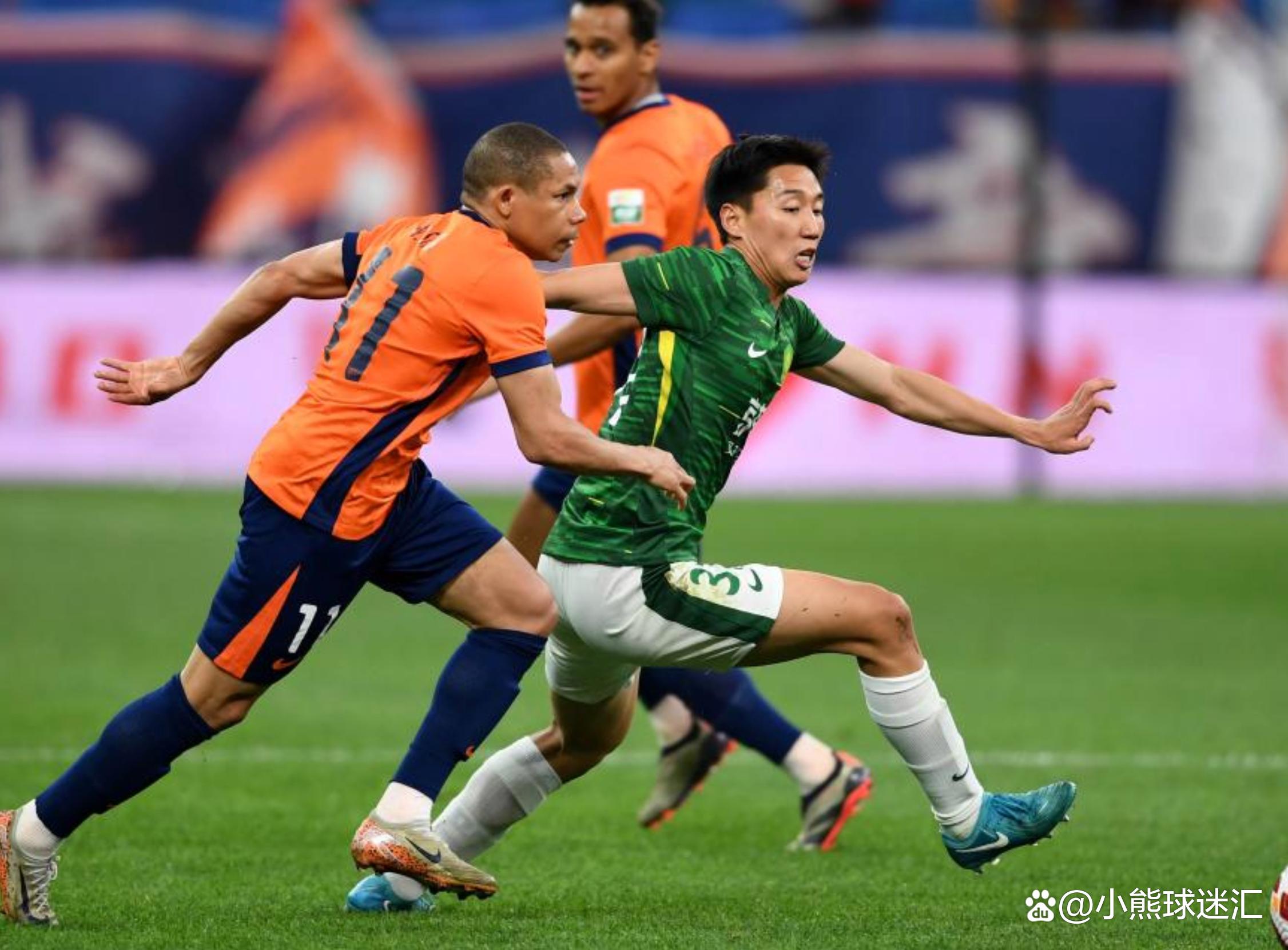 爱游戏-新晋球星赢得球迷喝彩，燃爆赛场！