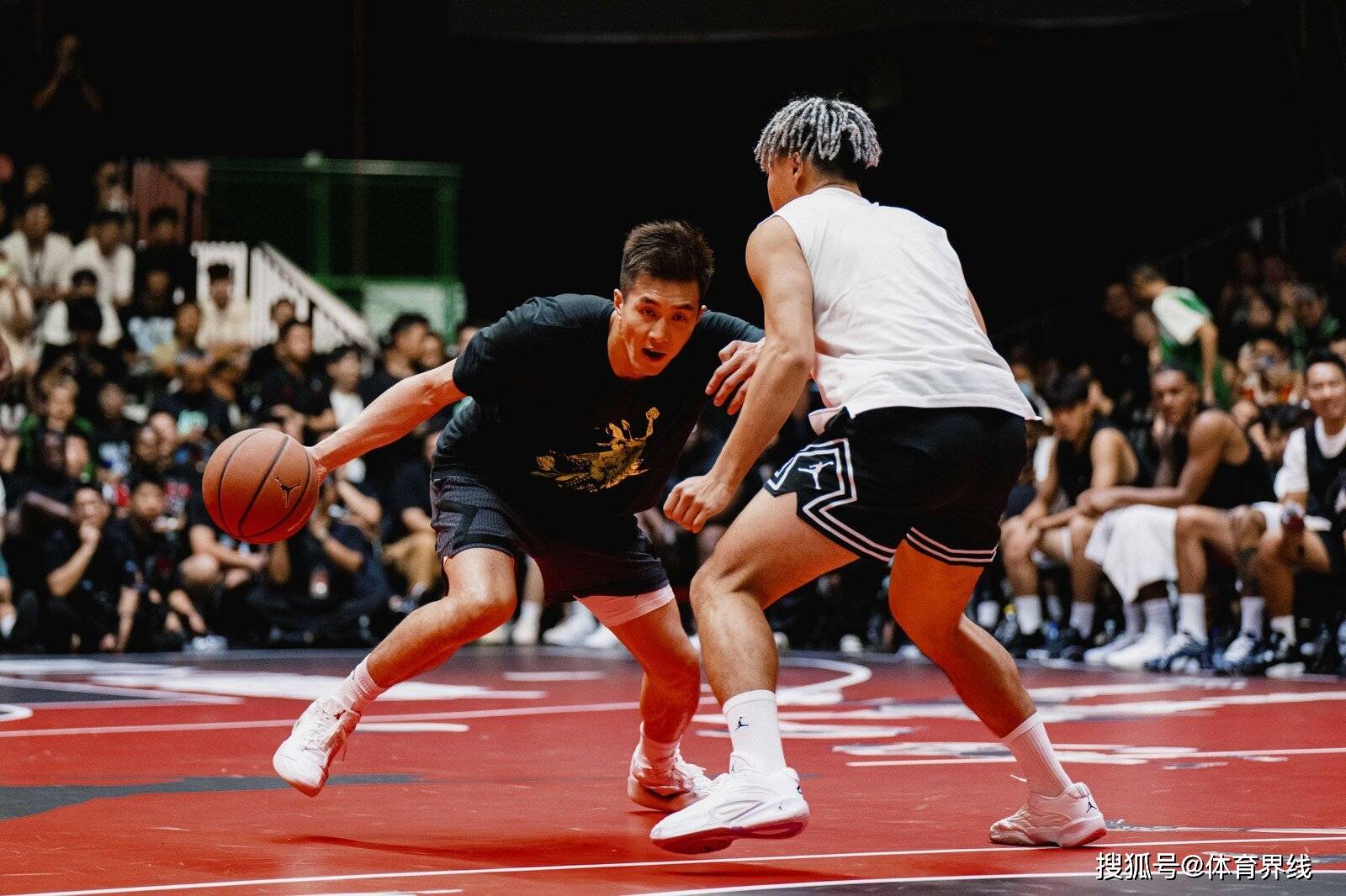 新晋球星赢得球迷喝彩，燃爆赛场！