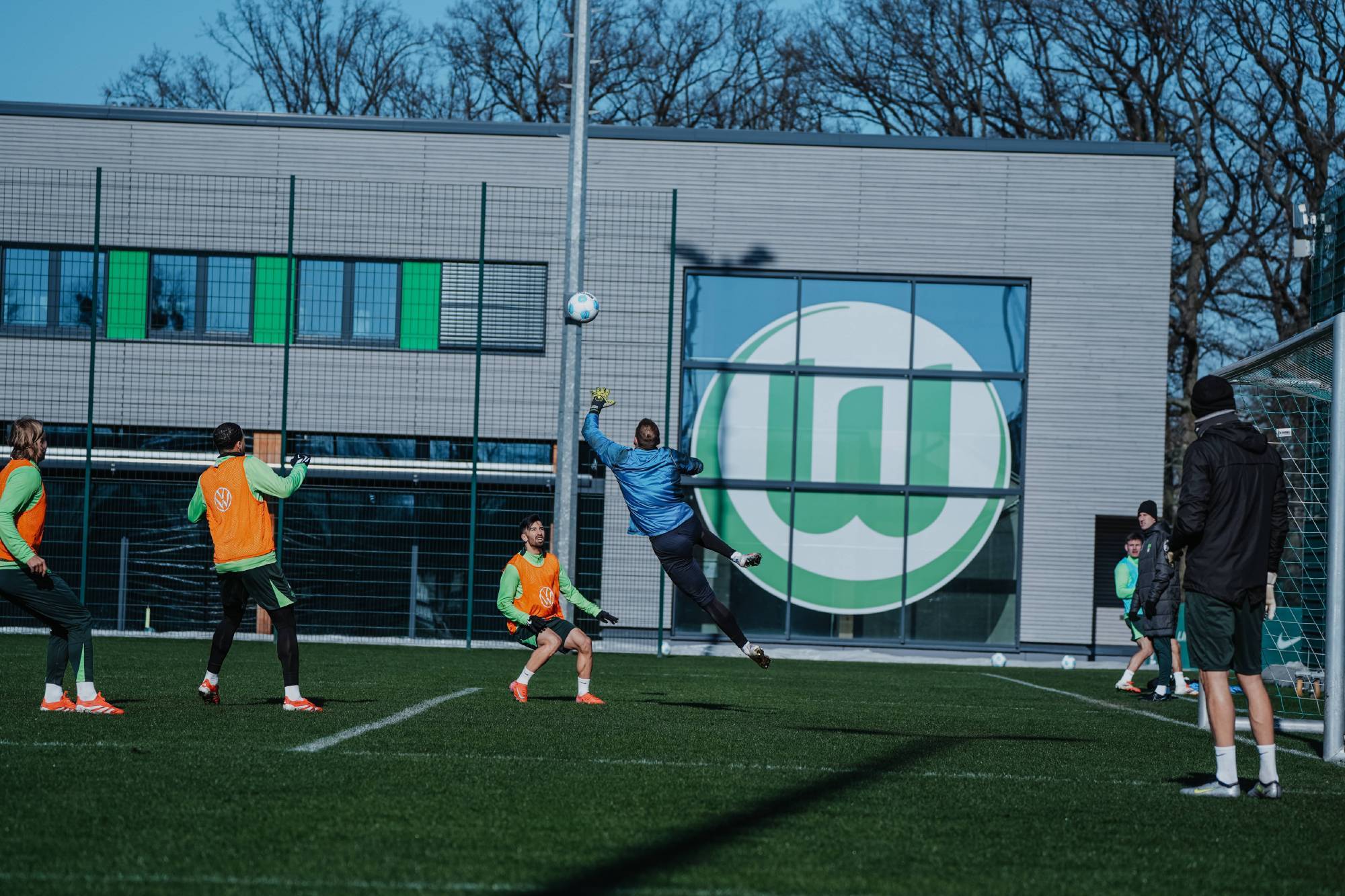 沃尔夫斯堡客场险胜，实现爆冷取胜的简单介绍