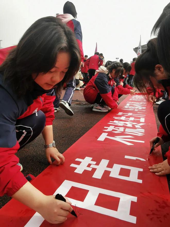 爱游戏入口-联赛杯强敌云集，球队备战决胜