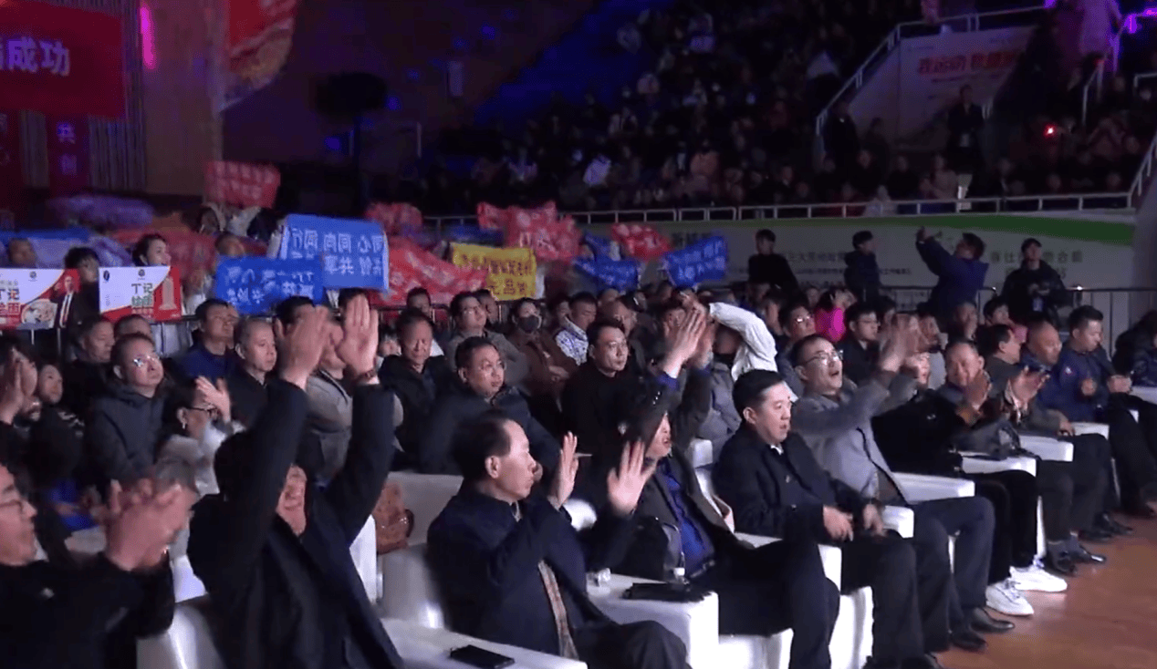 精彩对决激发观众热情，现场气氛火爆高潮的简单介绍