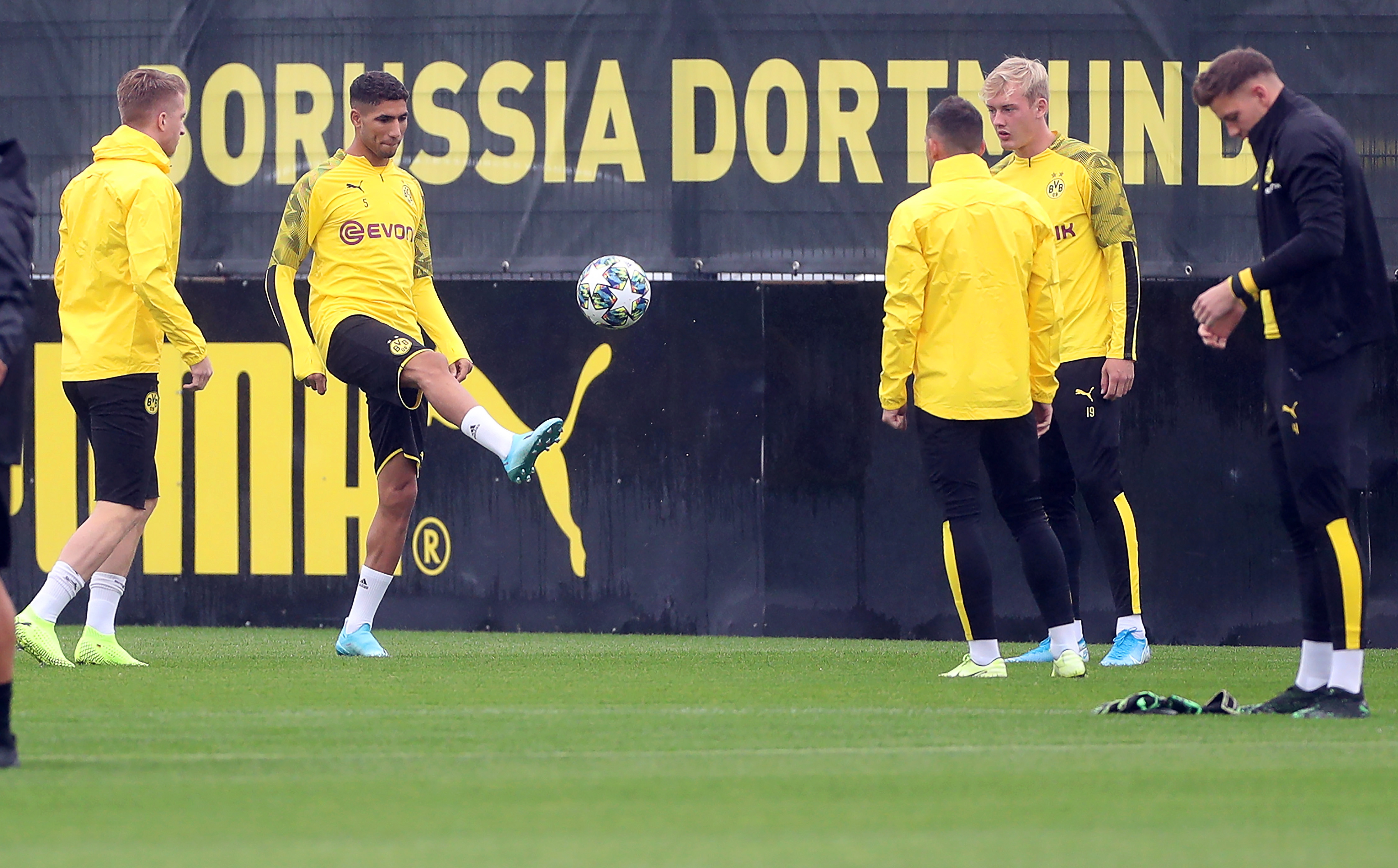 多特蒙德球员集中训练备战下一场比赛
