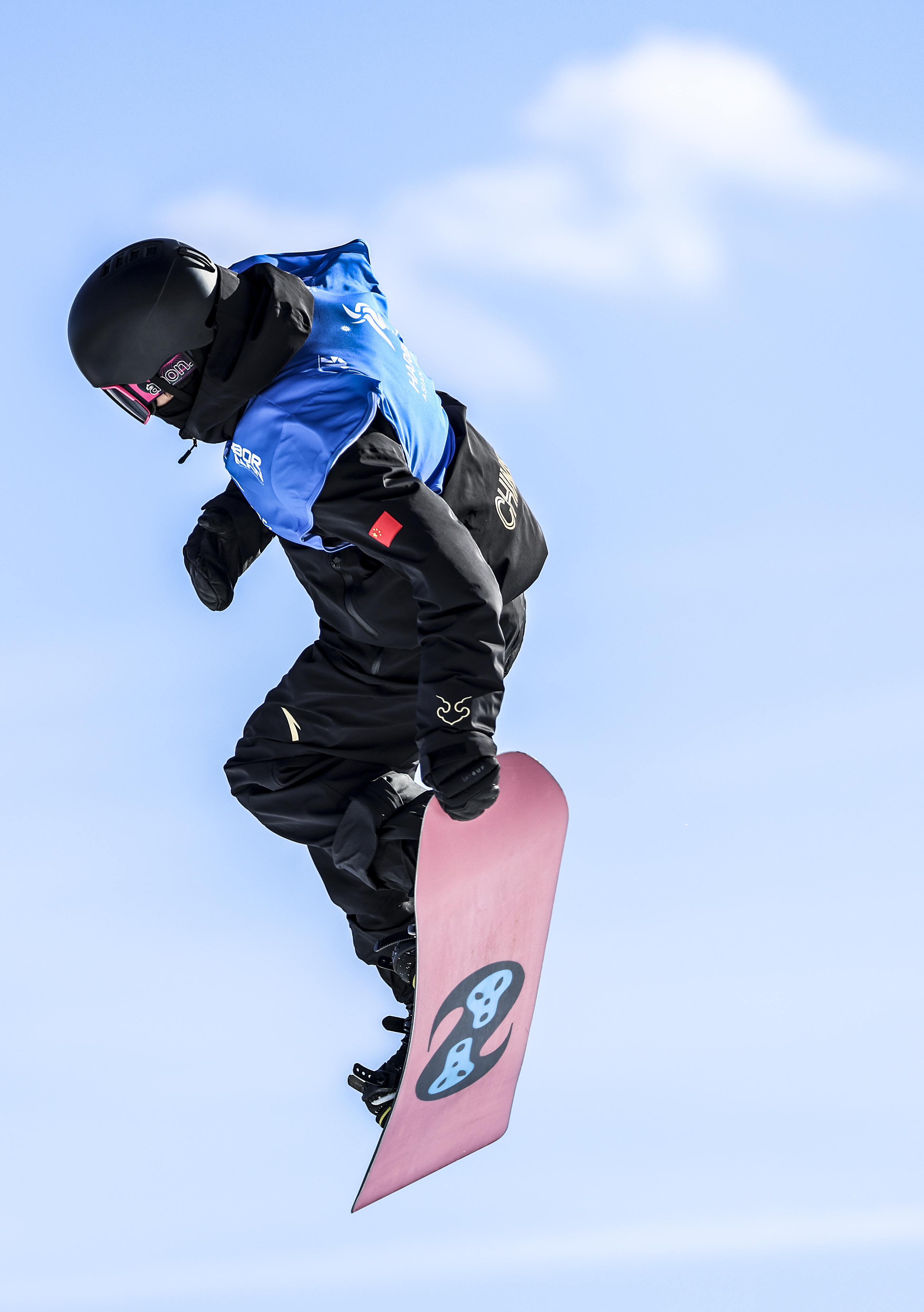 单板滑雪选手飘逸飞跃，轻盈冲刺冠军的简单介绍