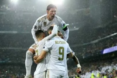 大马德里队取得胜利,球迷欢呼雀跃 大马德里队取得胜利,球迷欢呼雀跃