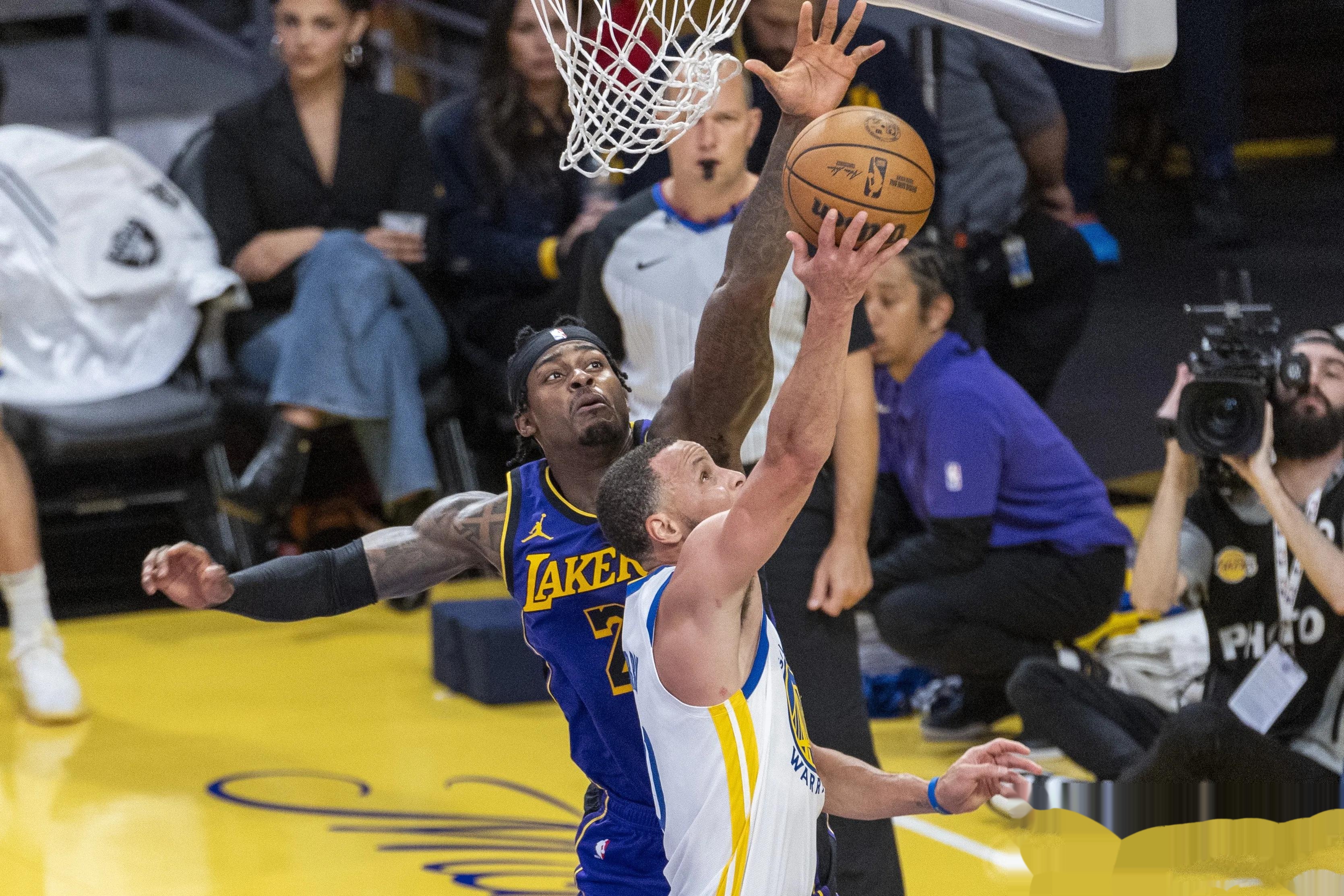 关于湖人队遭遇突袭:谁来挽救败局?的信息 关于湖人队遭遇突袭:谁来挽救败局?的信息