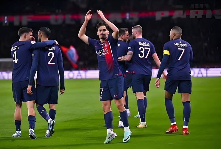 巴黎圣日耳曼豪取连胜，领跑法甲积分榜