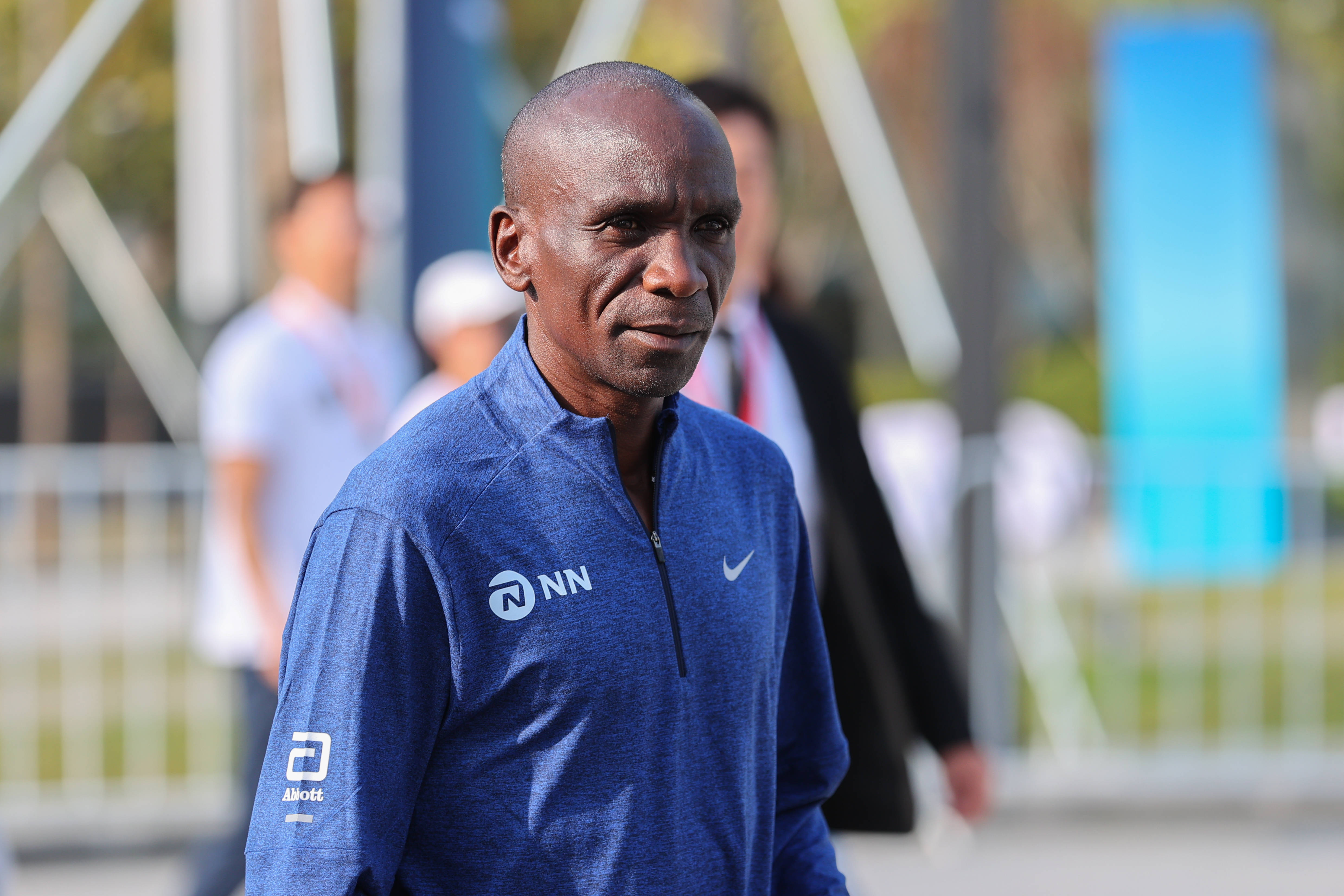 肯尼亚运动员在马拉松比赛中夺得奖牌