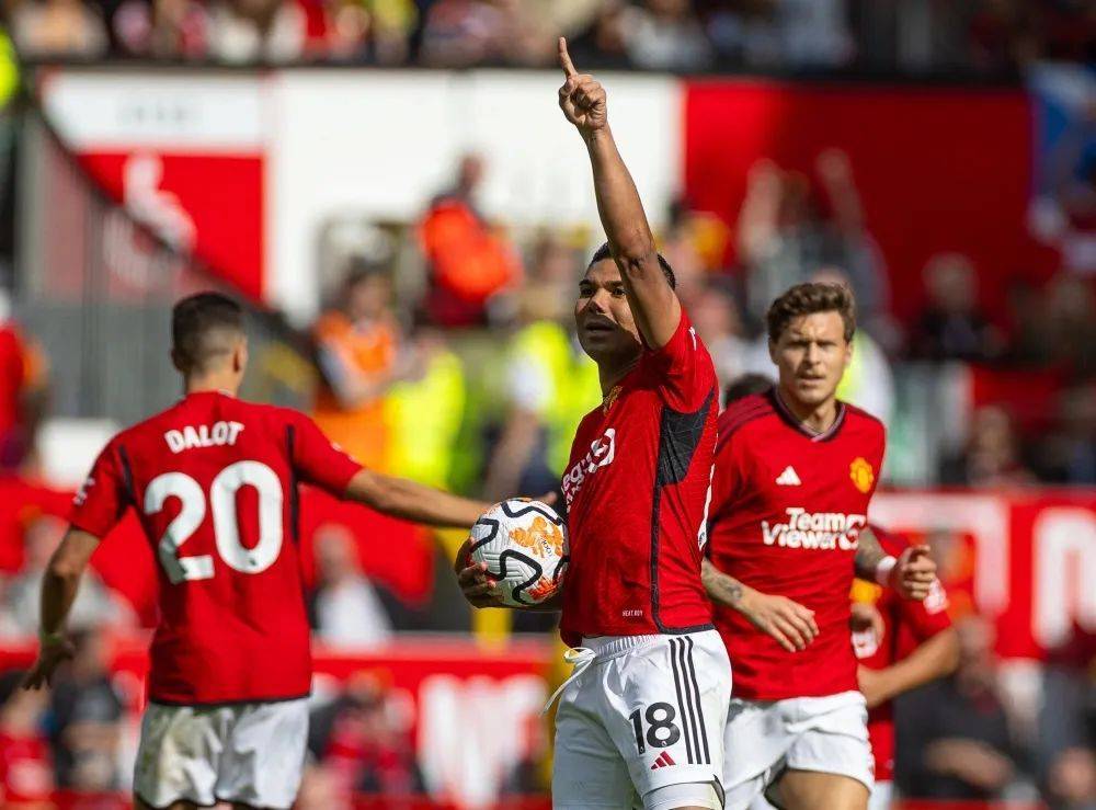 爱游戏下载-曼联客场逆转，惊险取胜横扫对手