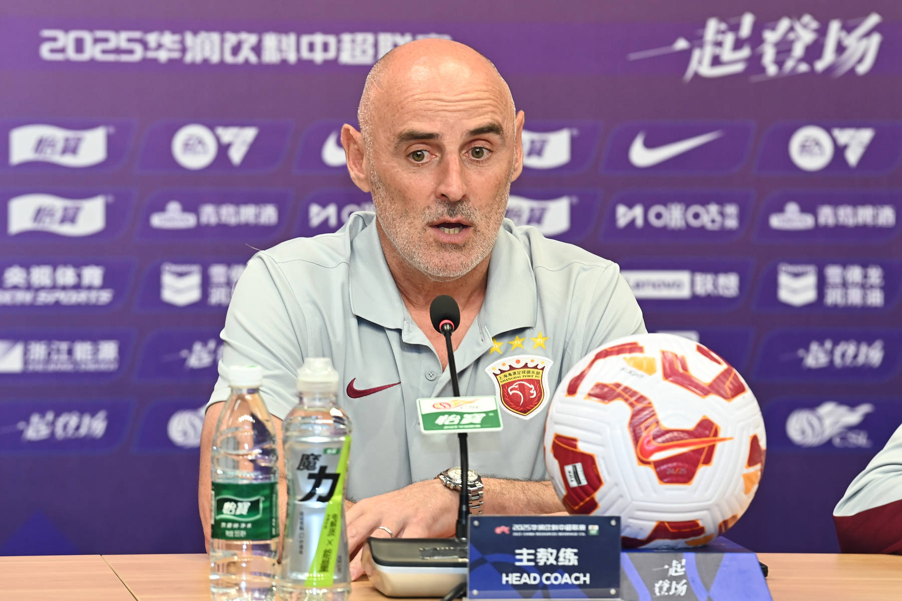 爱游戏体育-主教练指挥足球新赛季展望掀起热议