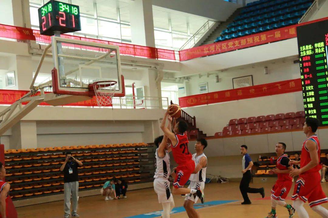 进攻篮下的激烈争夺成为比赛亮点