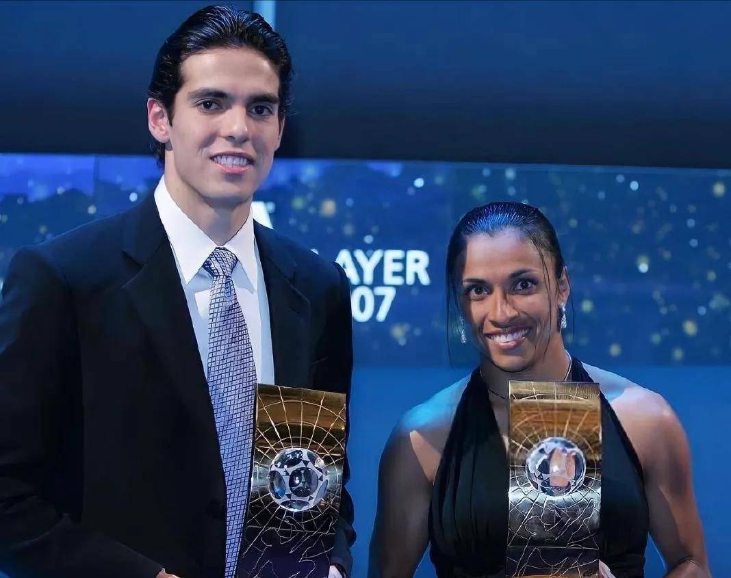 巴西传奇球员在一场友谊赛中受到热烈欢迎 巴西传奇球员在一场友谊赛中受到热烈欢迎