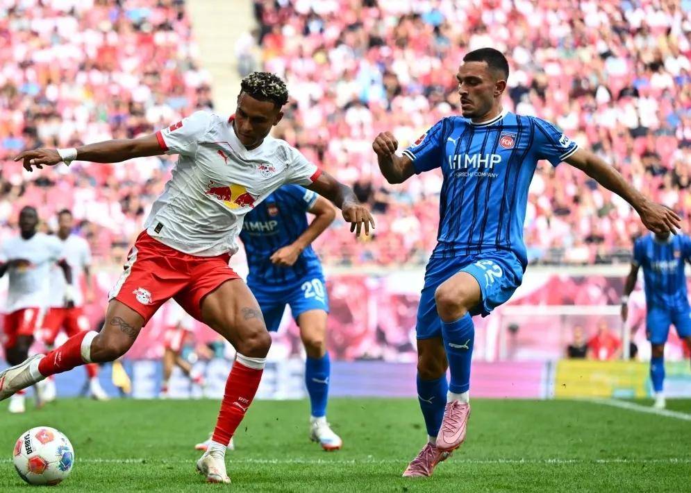 包含不莱梅客场逼平汉诺威，争夺保级席位的词条