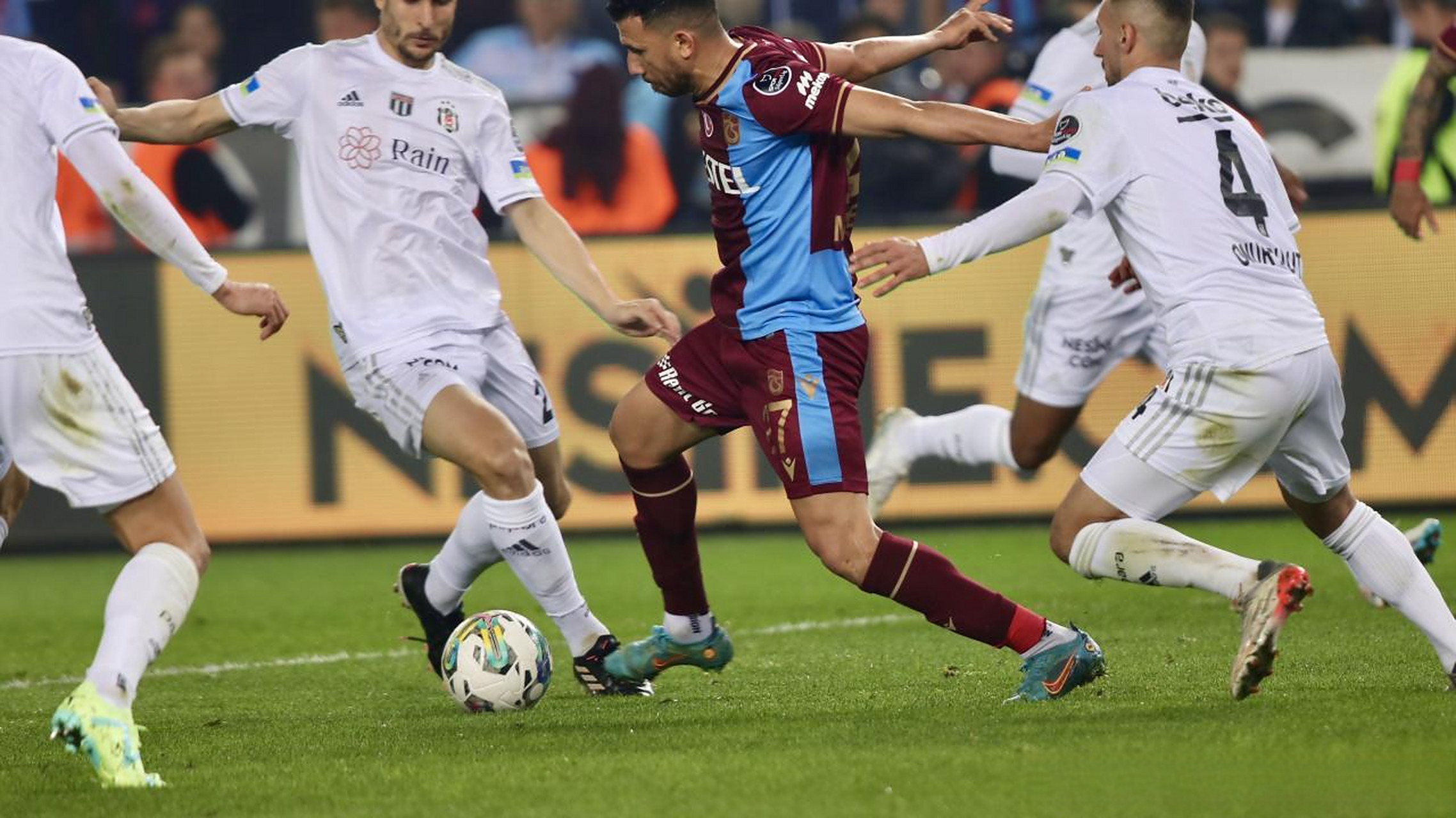 包含罗马客场战平贝西克塔斯，小组出线险象环生的词条