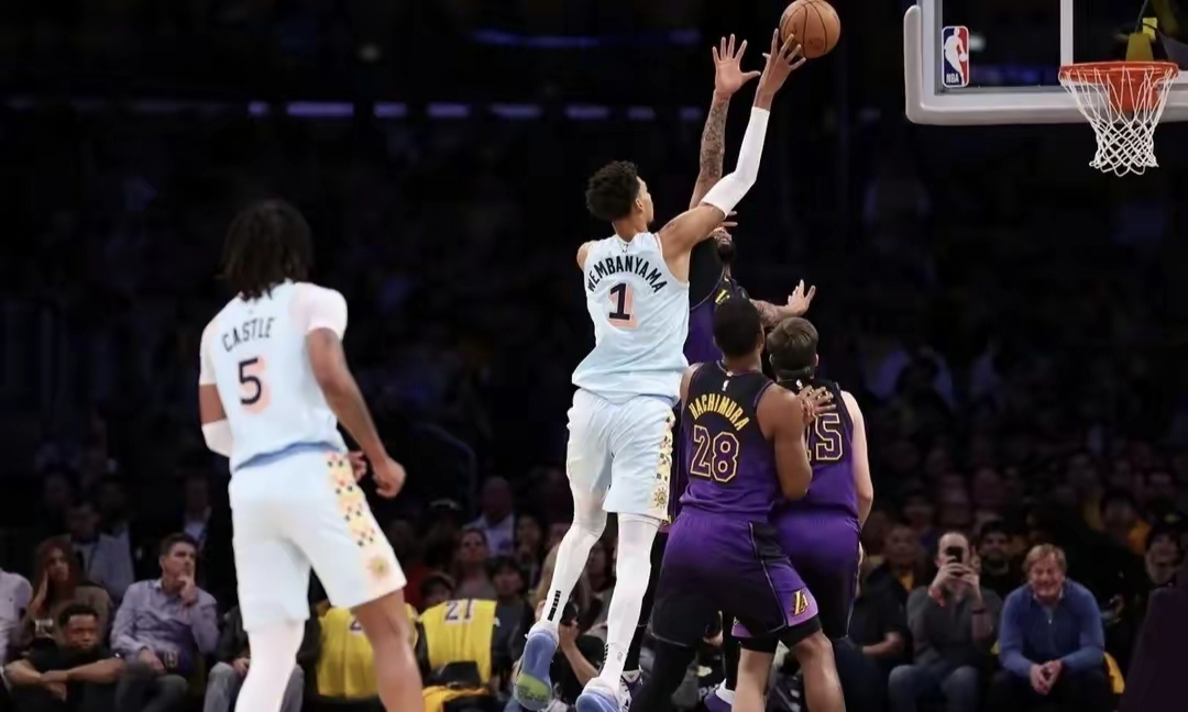 湖人不敌马刺,卫冕之路坎坷 湖人不敌马刺,卫冕之路坎坷