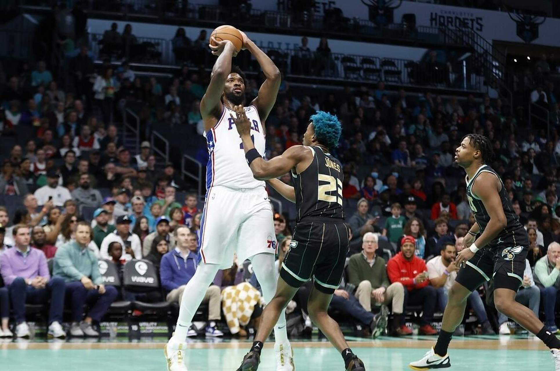 76人逆转黄蜂连胜终结 76人逆转黄蜂连胜终结