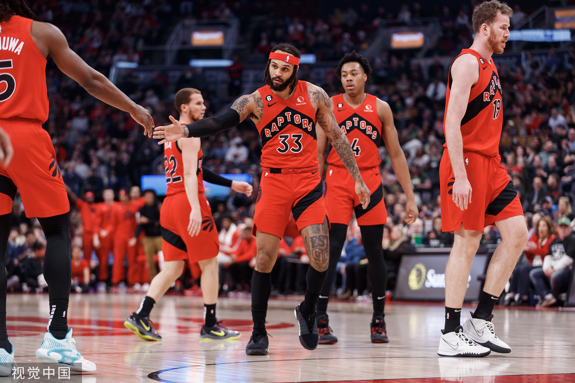 猛龙主场胜雄鹿，豪取连胜