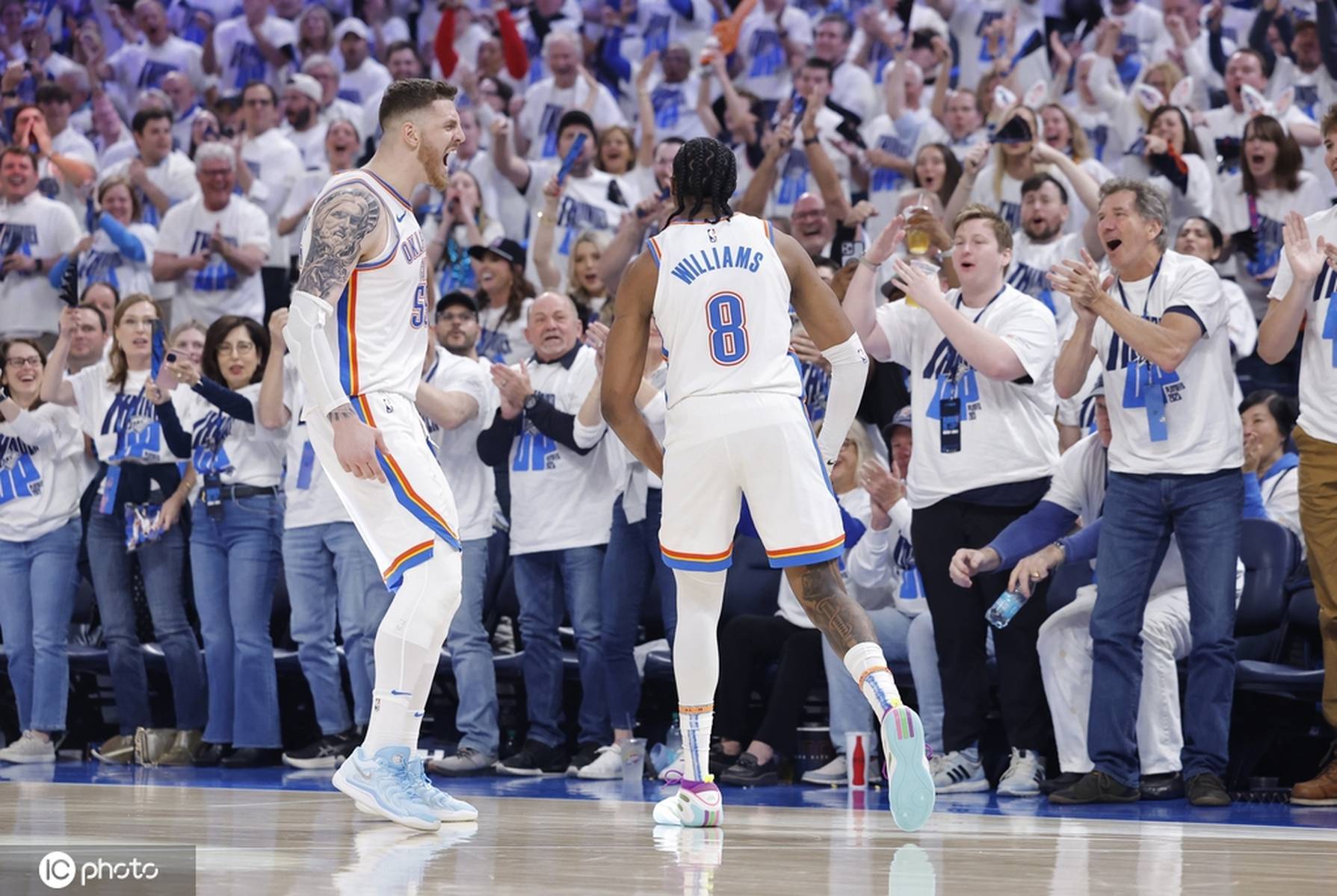 爱游戏tv-灰熊主场大胜森林狼,特雷杨伤退的简单介绍