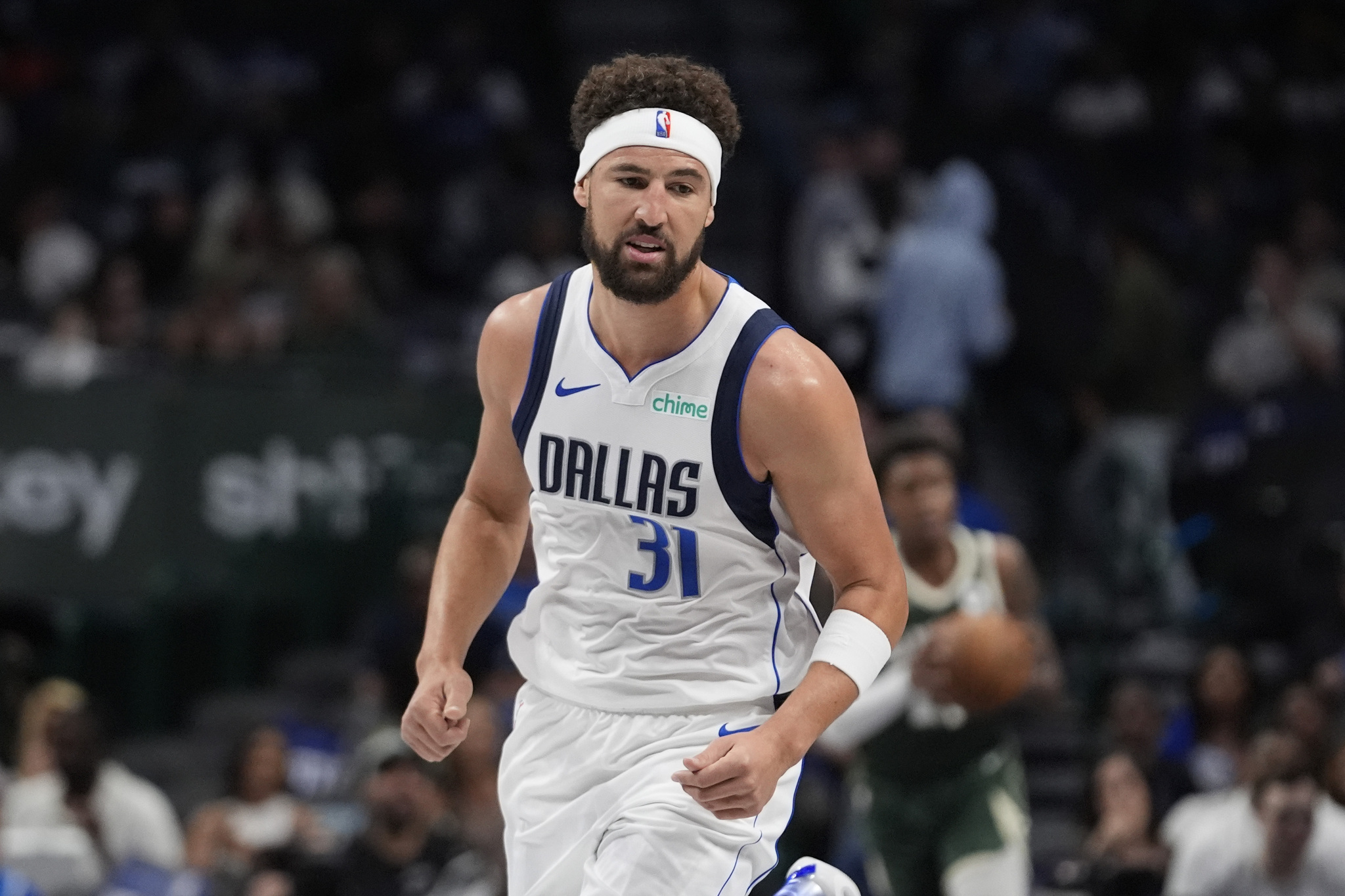 爱游戏体育-雄鹿战胜独行侠,主场霸气十足