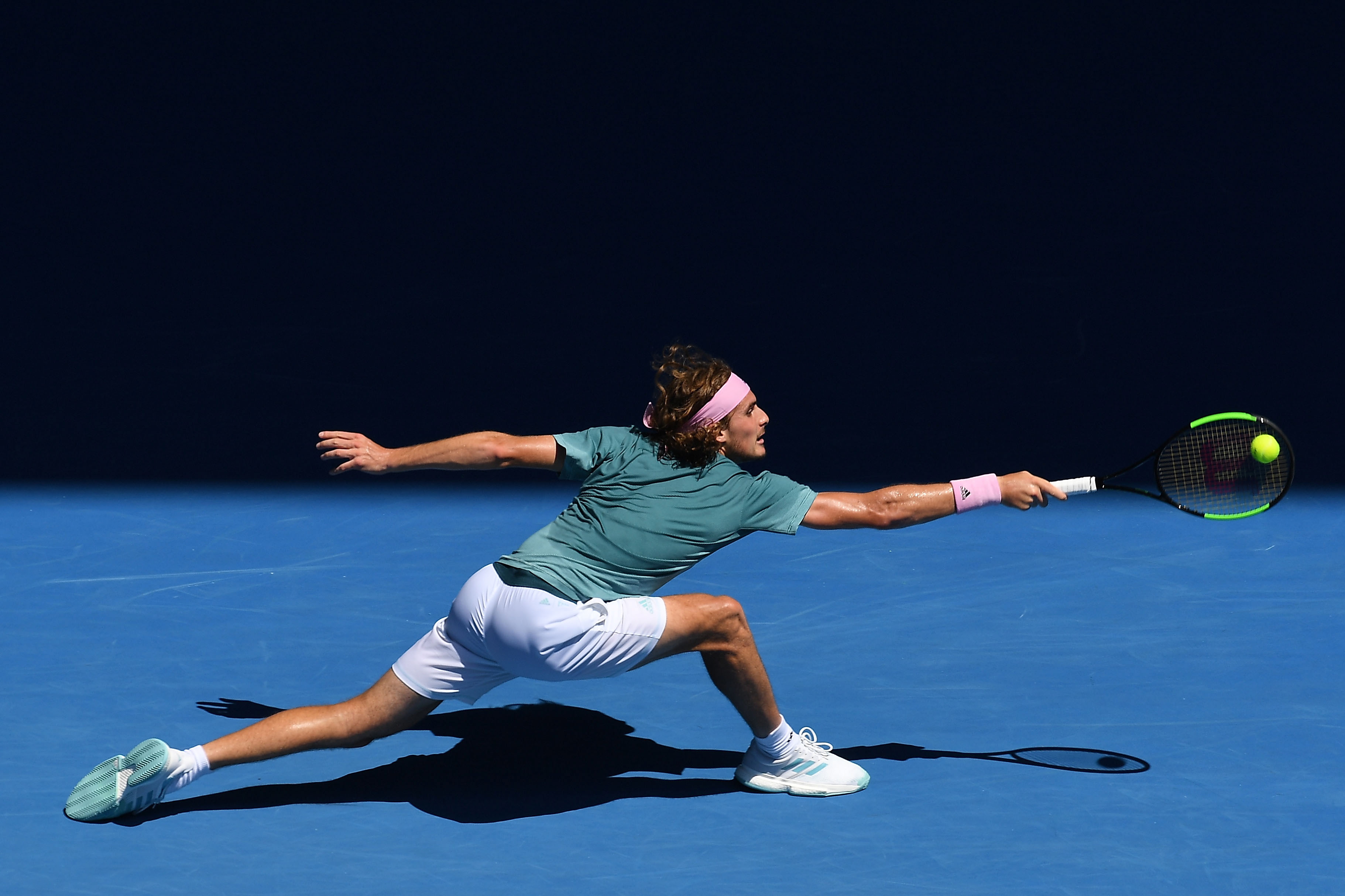 关于世界网球队轻取澳大利亚网球队，西西帕斯打破历史纪录的信息