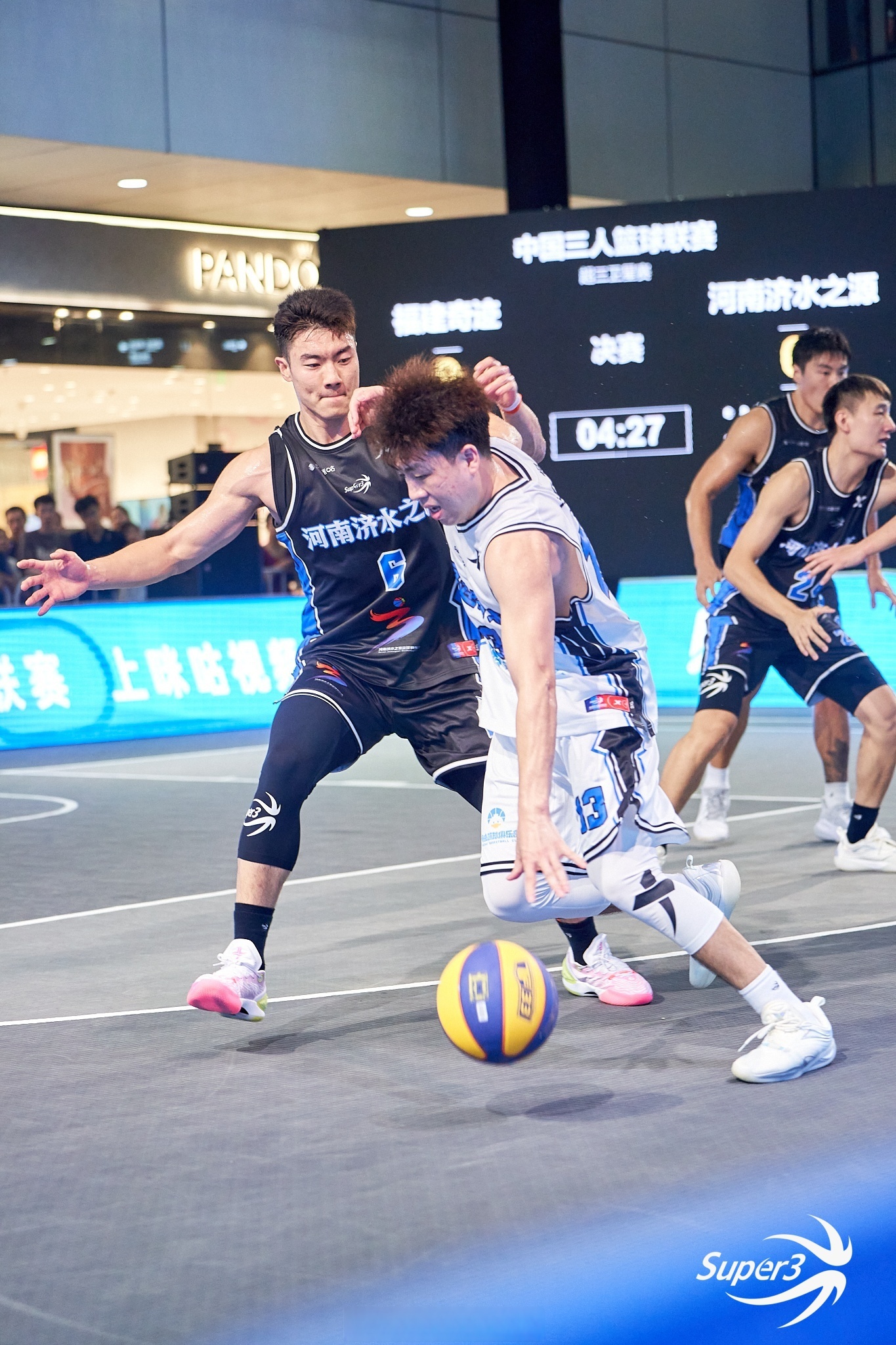 76人轻取广州队,张镇麟点燃赛场 76人轻取广州队,张镇麟点燃赛场