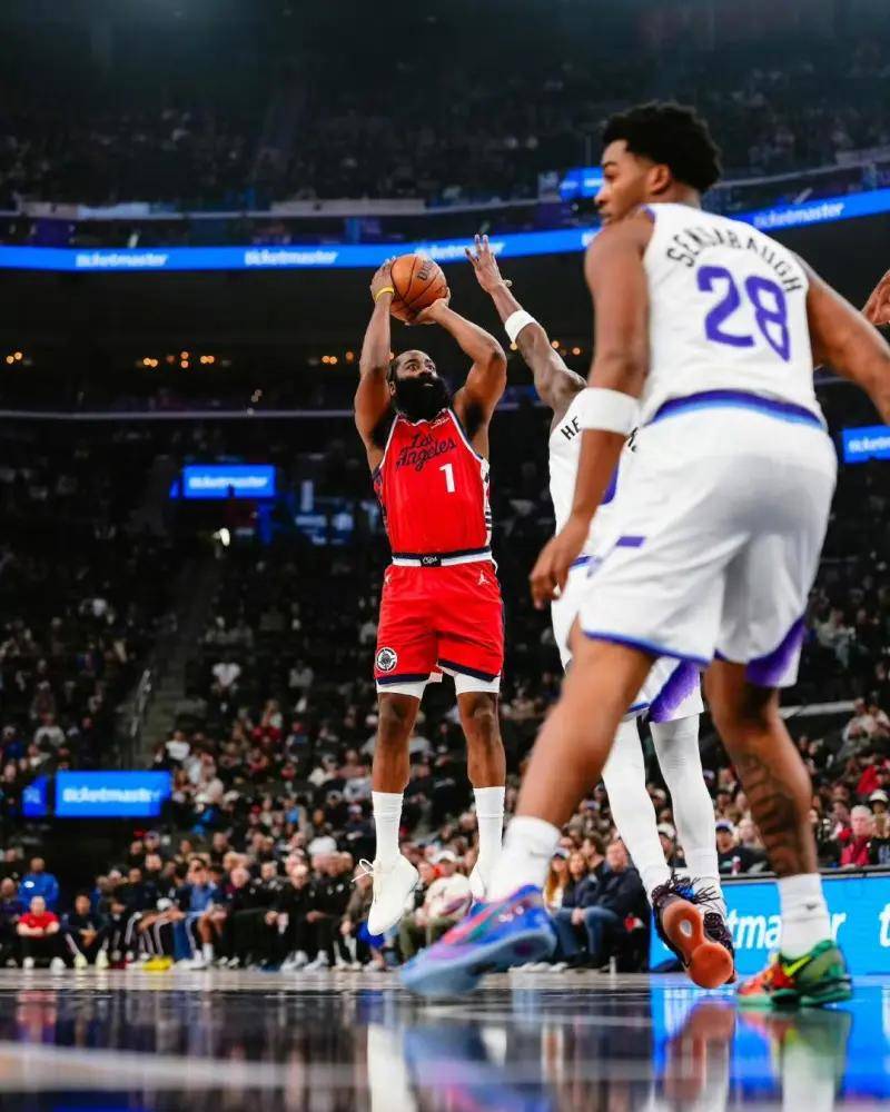 爱游戏官方入口-哈登爆发，新疆队连续得分压制深圳队